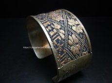 画像2: 貴州省ミャオ族の刺繍古裂バングル(苗銀)　Old embroidery Miao silver bangle　 (2)