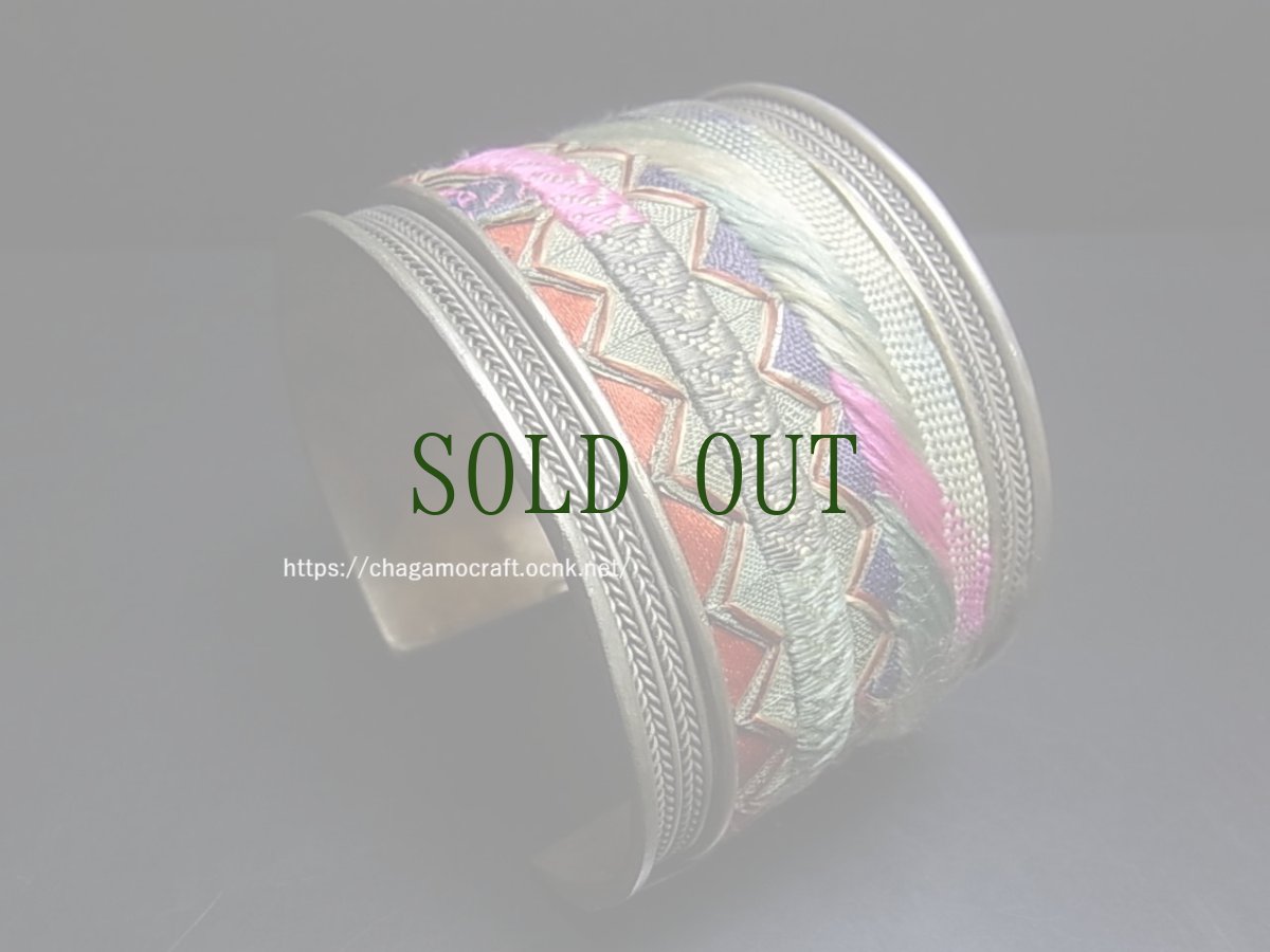 画像1: 貴州省ミャオ族の刺繍古裂バングル(苗銀)　Old embroidery Miao silver bangle　 (1)