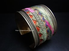 画像1: 貴州省ミャオ族の刺繍古裂バングル(苗銀)　Old embroidery Miao silver bangle　 (1)