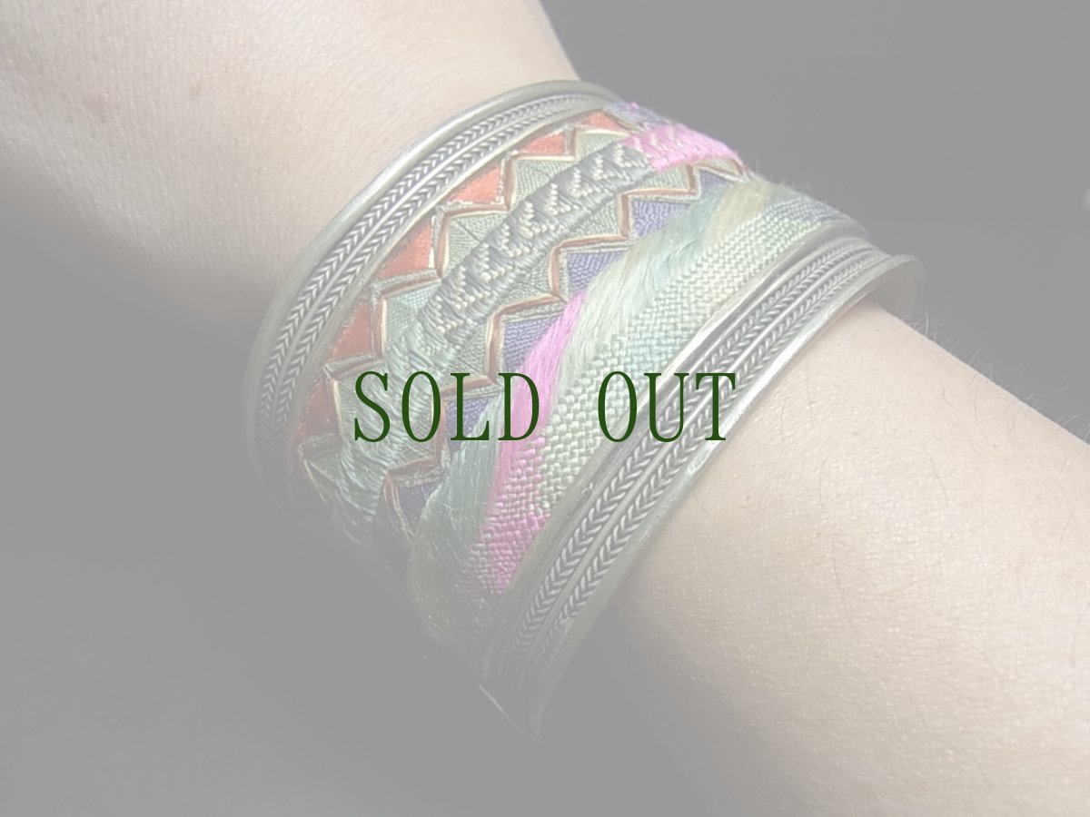 画像6: 貴州省ミャオ族の刺繍古裂バングル(苗銀)　Old embroidery Miao silver bangle　 (6)