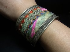 画像6: 貴州省ミャオ族の刺繍古裂バングル(苗銀)　Old embroidery Miao silver bangle　 (6)