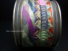 画像3: 貴州省ミャオ族の刺繍古裂バングル(苗銀)　Old embroidery Miao silver bangle　 (3)