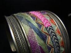 画像4: 貴州省ミャオ族の刺繍古裂バングル(苗銀)　Old embroidery Miao silver bangle　 (4)