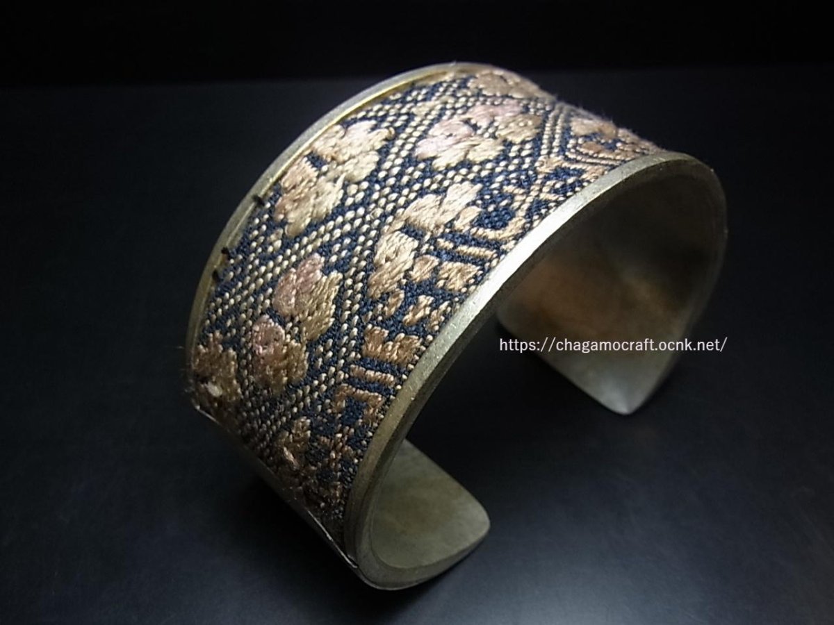 画像1: 貴州省ミャオ族の刺繍古裂バングル(苗銀)　Old embroidery Miao silver bangle　 (1)