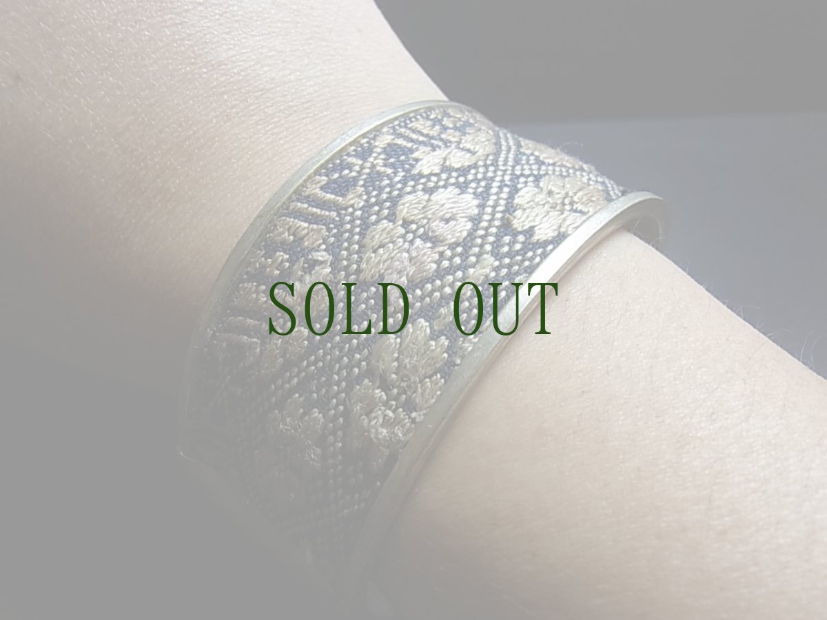 画像6: 貴州省ミャオ族の刺繍古裂バングル(苗銀)　Old embroidery Miao silver bangle　 (6)