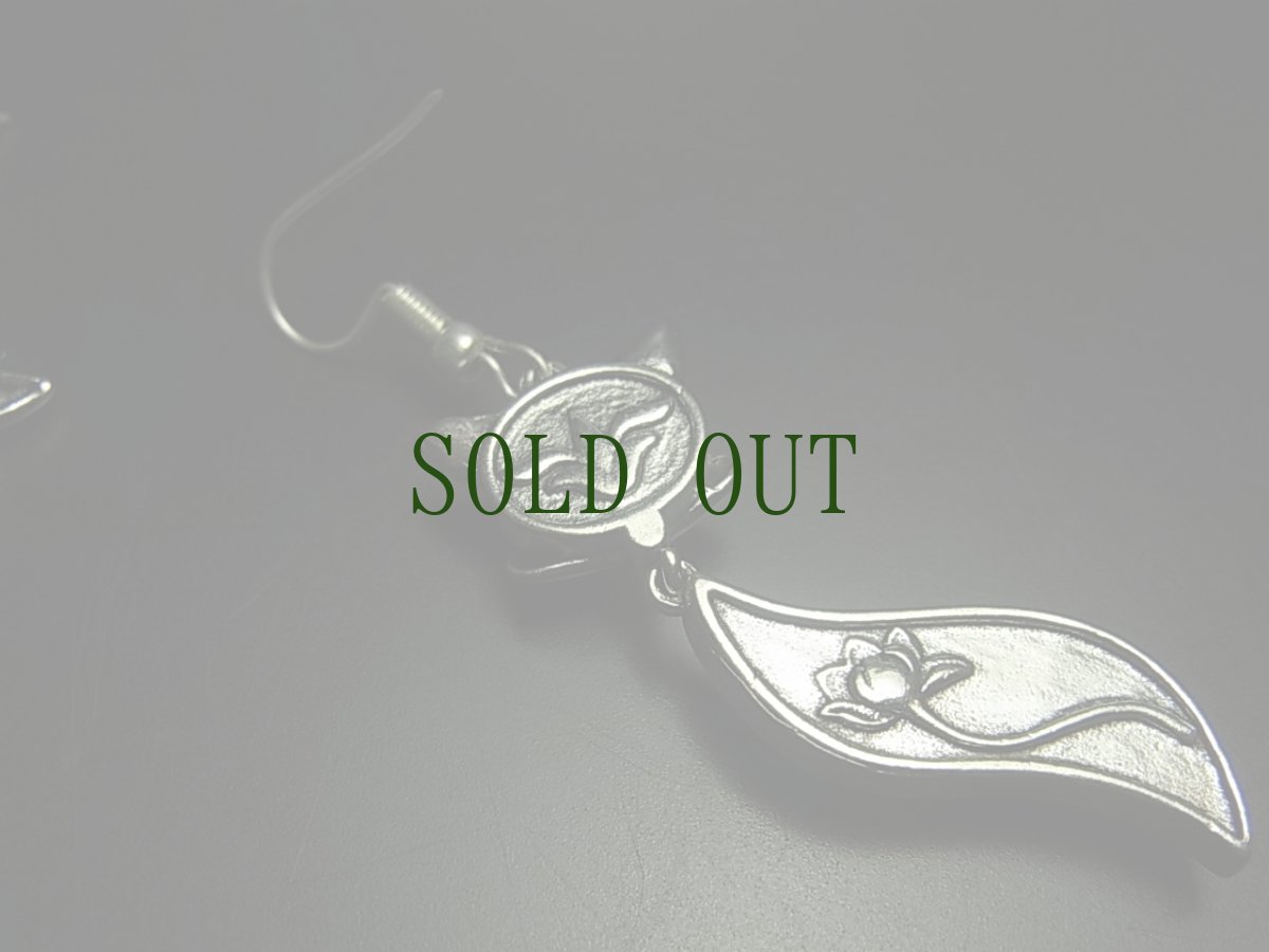 画像4: ミャオ族（苗族）の苗銀製・刺繍古裂ピアス・猫/  Miao Old embroidery earrings (4)