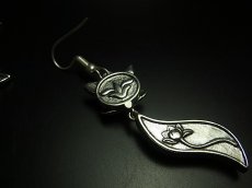 画像4: ミャオ族（苗族）の苗銀製・刺繍古裂ピアス・猫/  Miao Old embroidery earrings (4)