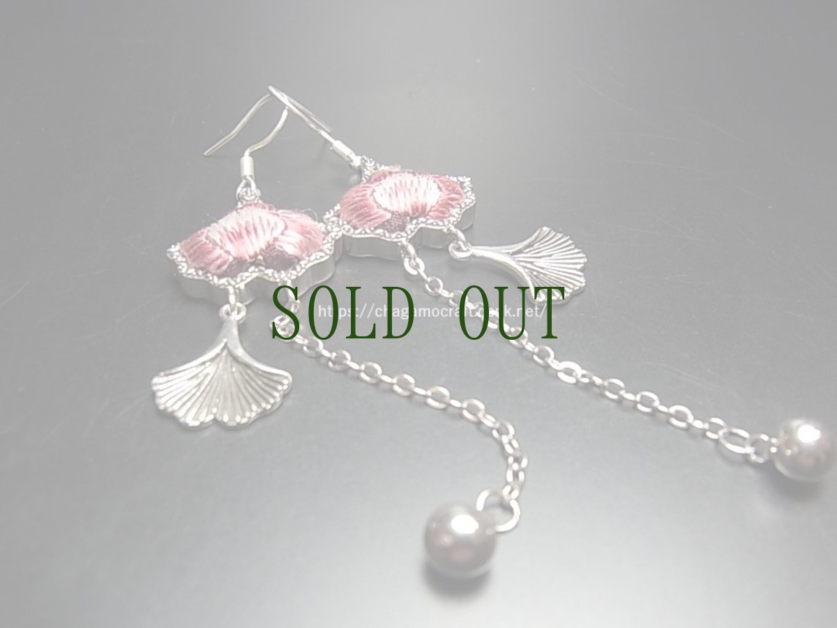 画像1: ミャオ族（苗族）の苗銀製・刺繍古裂ピアス/  Miao Old embroidery earrings (1)