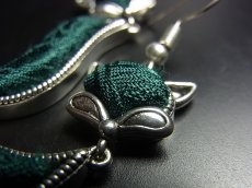 画像3: ミャオ族（苗族）の苗銀製・刺繍古裂ピアス・猫/  Miao Old embroidery earrings (3)