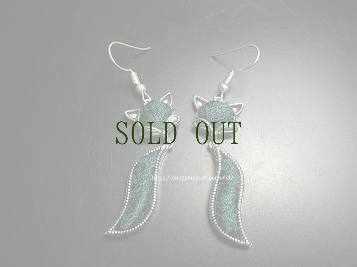 画像1: ミャオ族（苗族）の苗銀製・刺繍古裂ピアス・猫/  Miao Old embroidery earrings (1)