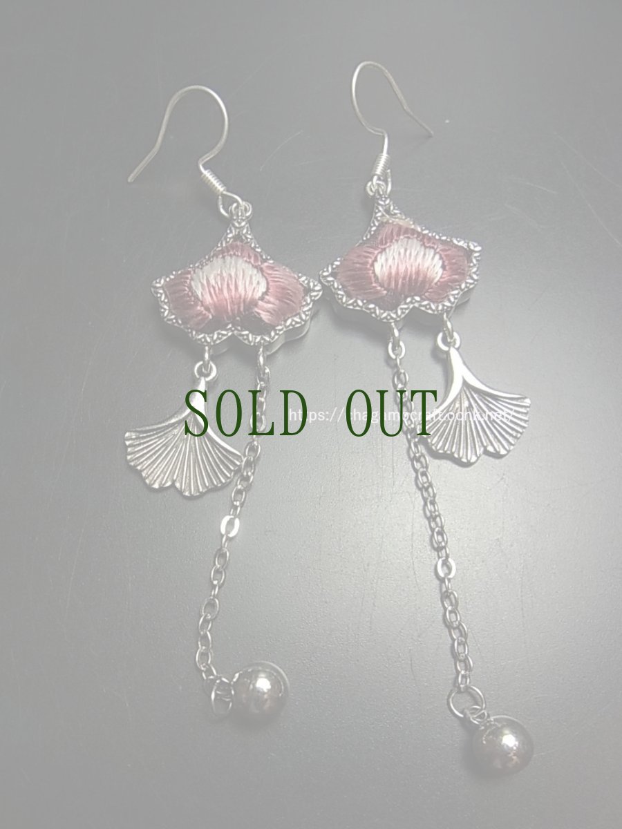 画像2: ミャオ族（苗族）の苗銀製・刺繍古裂ピアス/  Miao Old embroidery earrings (2)