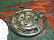 画像1: チベット・曼荼羅型トクチャ　(老天鉄・Old Tibetan thogchag of Mandala design)・アンティーク・装身具　 (1)