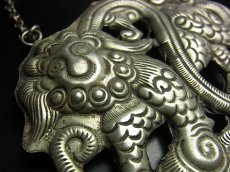 画像3: 貴州省ミャオ族のトライバルネックレス(苗銀)　神獣・【修狃・牛竜/麒麟】xiuniu (3)