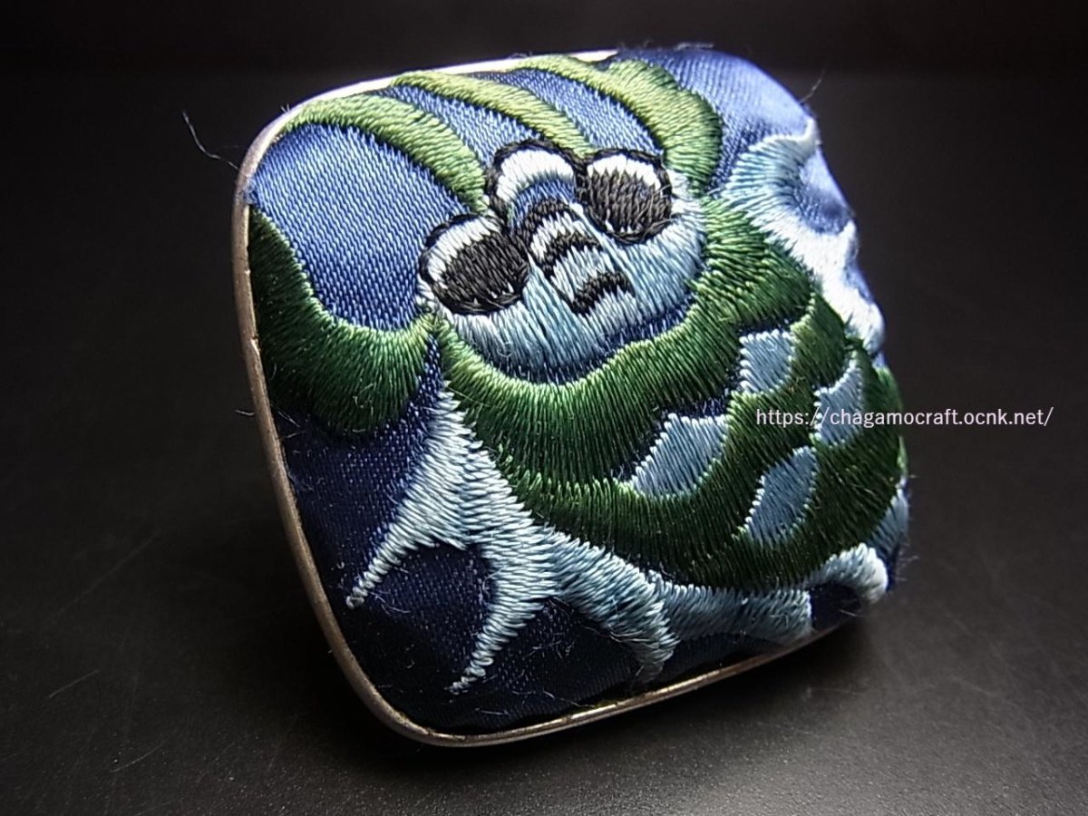 画像1: 貴州ミャオ族の刺繍古裂リング（苗銀製）野蚕絹刺繍/ Old silk embroidery　(特大)　 (1)
