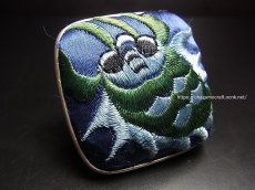 画像1: 貴州ミャオ族の刺繍古裂リング（苗銀製）野蚕絹刺繍/ Old silk embroidery　(特大)　 (1)