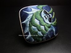 画像2: 貴州ミャオ族の刺繍古裂リング（苗銀製）野蚕絹刺繍/ Old silk embroidery　(特大)　 (2)