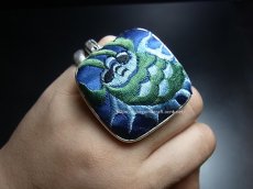 画像6: 貴州ミャオ族の刺繍古裂リング（苗銀製）野蚕絹刺繍/ Old silk embroidery　(特大)　 (6)