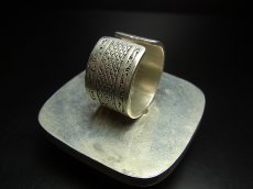 画像4: 貴州ミャオ族の刺繍古裂リング（苗銀製）野蚕絹刺繍/ Old silk embroidery　(特大)　 (4)