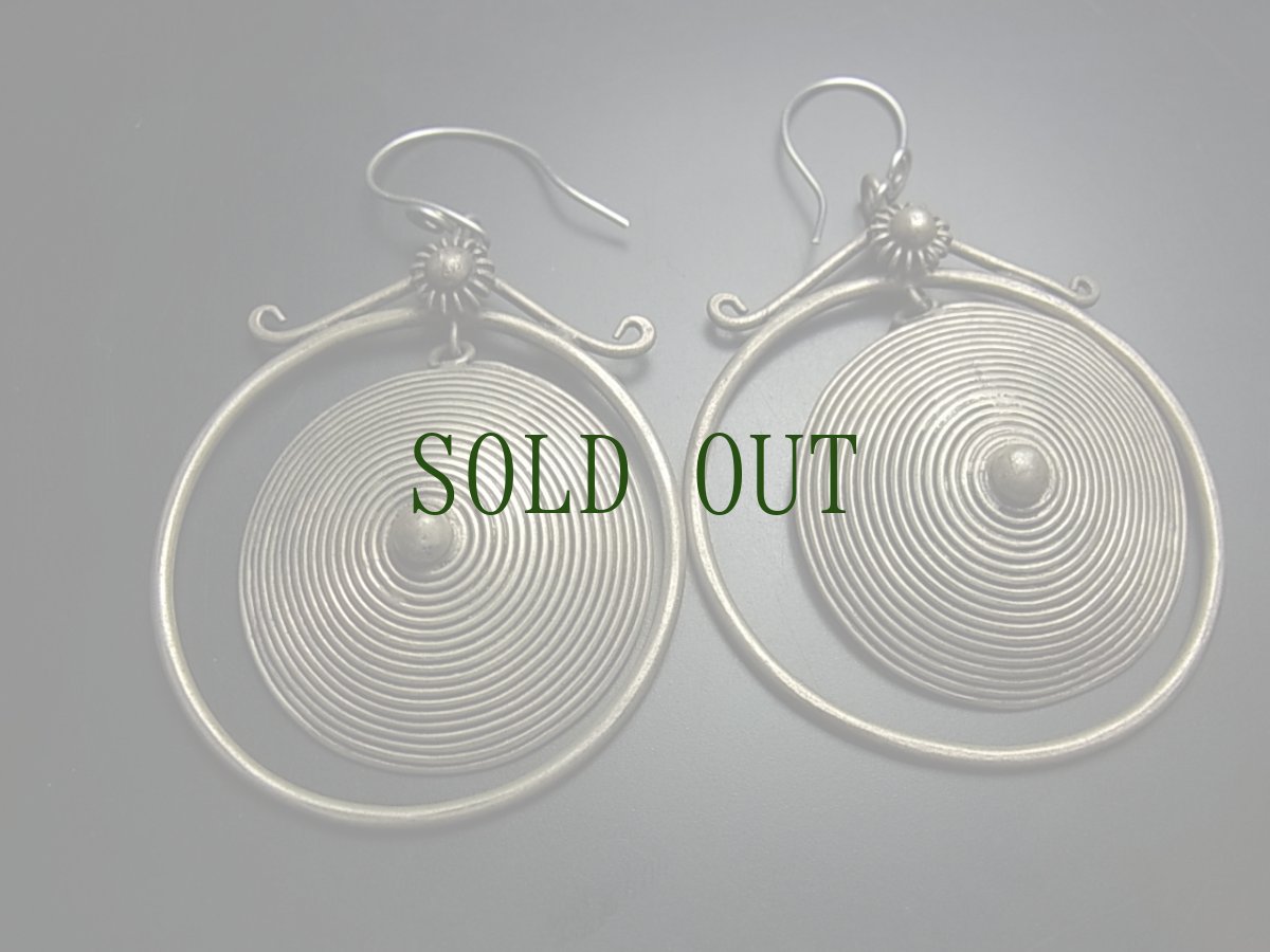 画像2: 貴州苗族（ミャオ族）の苗銀製トライバルピアス　大　  (2)