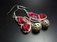 画像2: ミャオ族（苗族）の苗銀製・刺繍古裂ピアス/  Miao Old embroidery earrings　【蝶々】 (2)