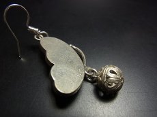 画像4: ミャオ族（苗族）の苗銀製・刺繍古裂ピアス/  Miao Old embroidery earrings　【蝶々】 (4)