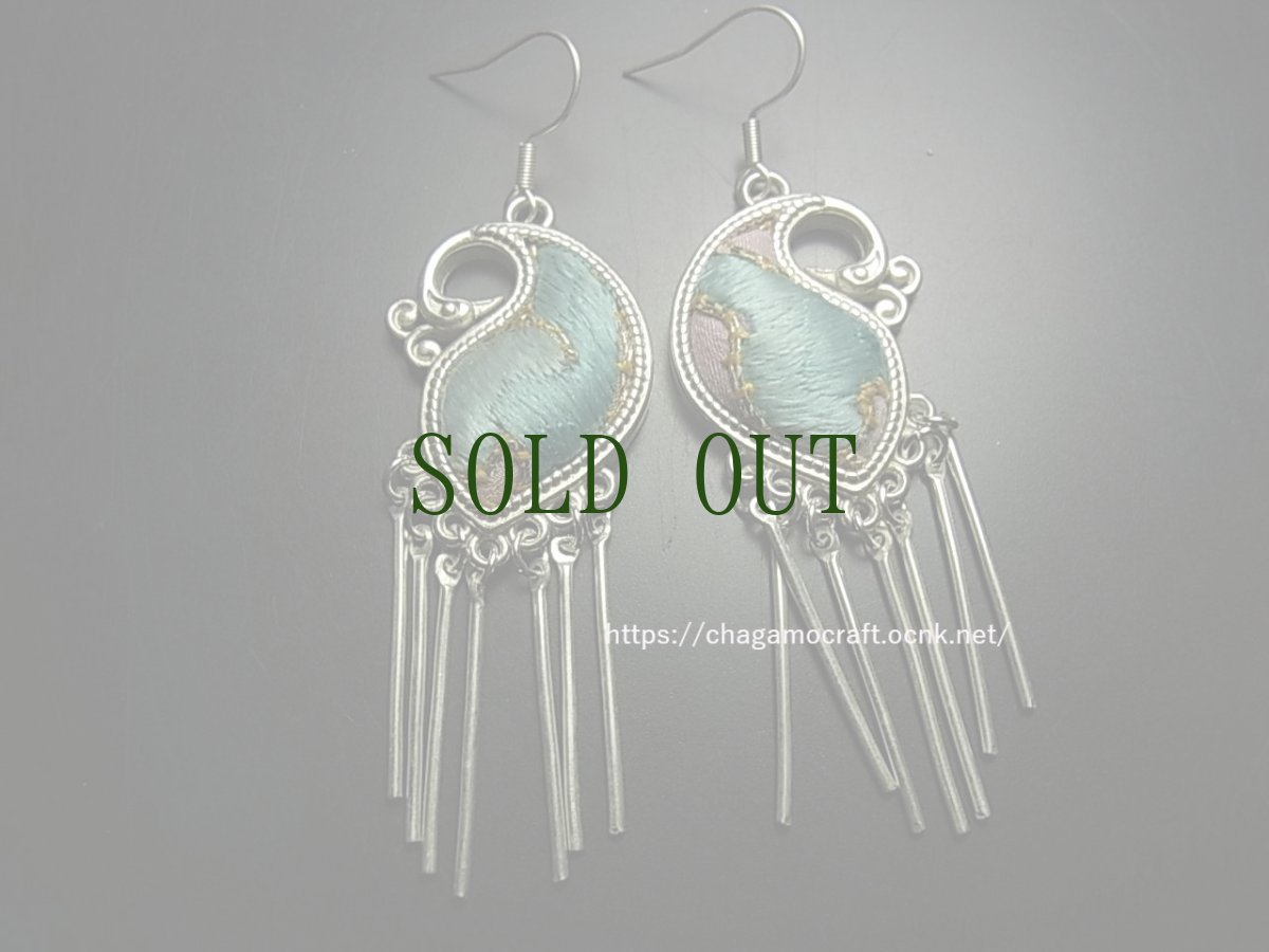 画像1: ミャオ族（苗族）の苗銀製・刺繍古裂ピアス/  Miao Old embroidery earrings　【孔雀】 (1)