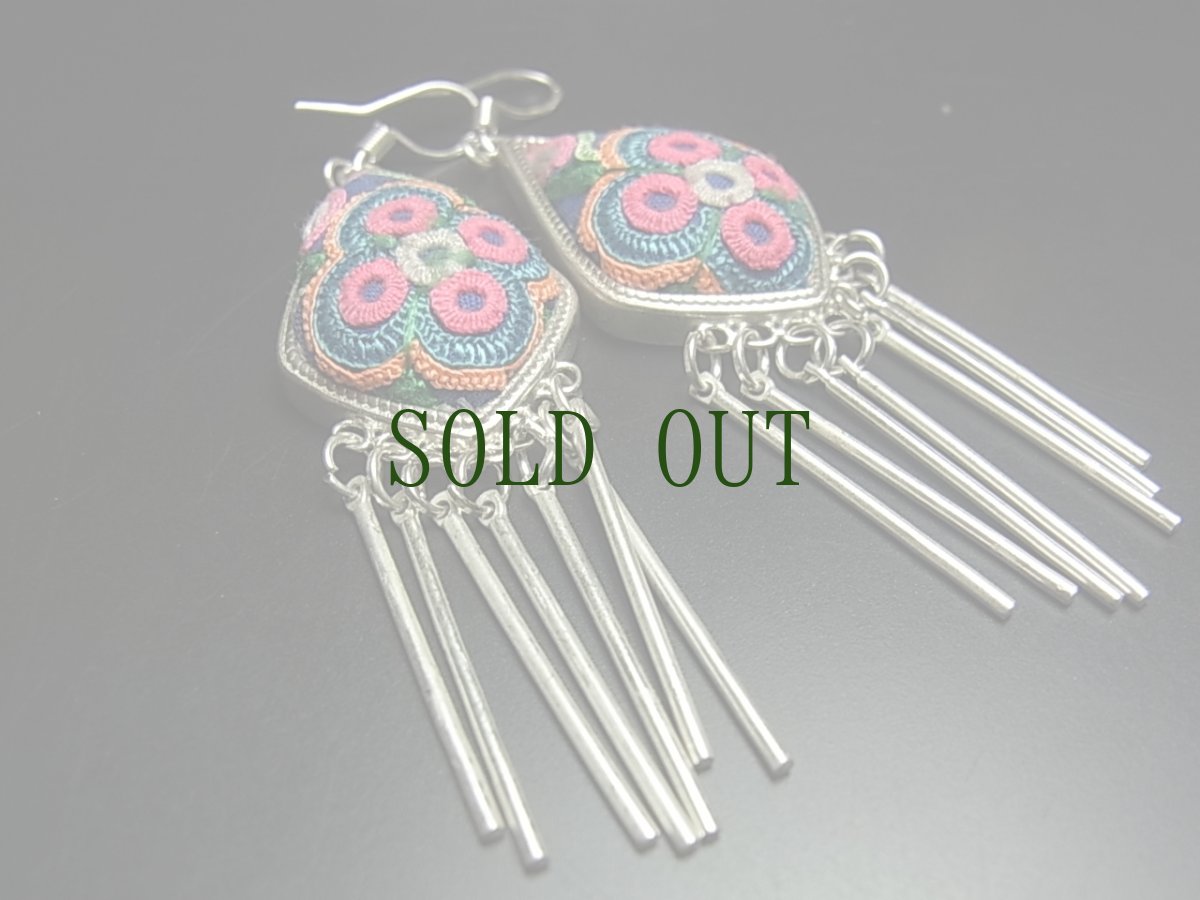 画像2: ミャオ族（苗族）の苗銀製・刺繍古裂ピアス/  Miao Old embroidery earrings　 (2)