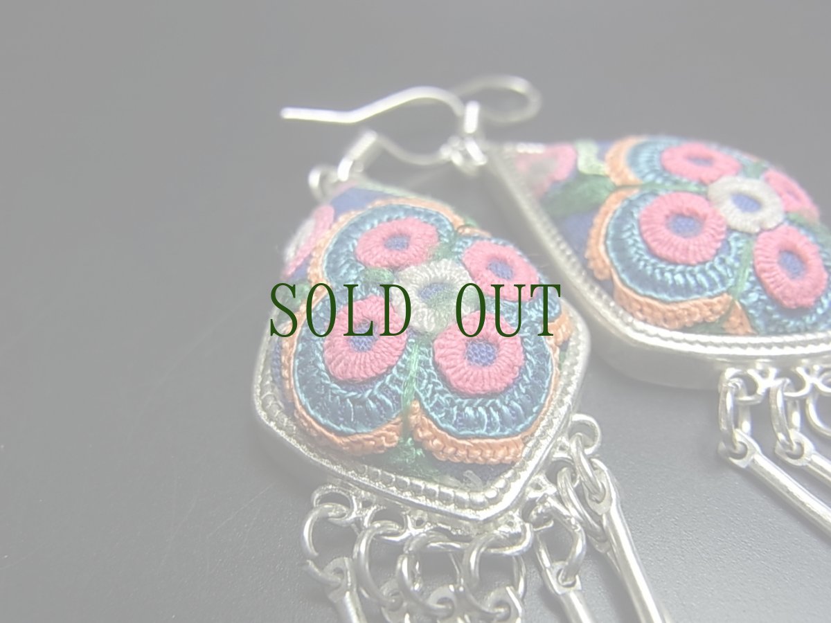 画像3: ミャオ族（苗族）の苗銀製・刺繍古裂ピアス/  Miao Old embroidery earrings　 (3)