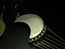 画像4: ミャオ族（苗族）の苗銀製・刺繍古裂ピアス/  Miao Old embroidery earrings　【月】 (4)