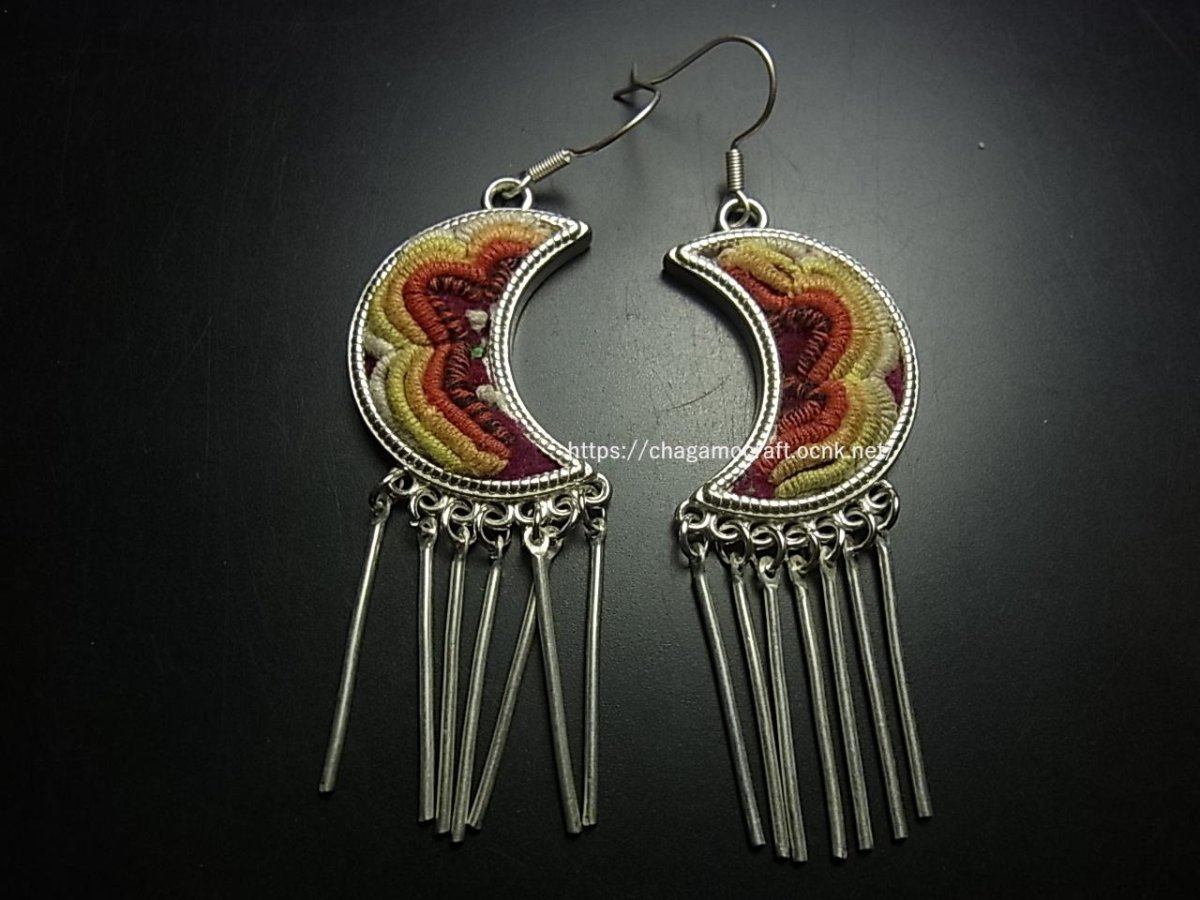 画像1: ミャオ族（苗族）の苗銀製・刺繍古裂ピアス/  Miao Old embroidery earrings　【月】 (1)