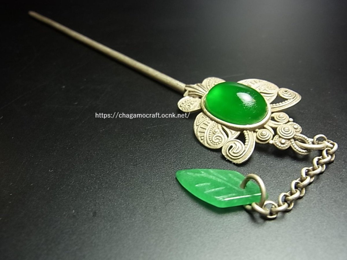 画像1: ミャオ族（苗族）の髪留め/かんざし（苗銀製）・蝶々・翠色石付　Traditional hair ornament, Kanzashi of Miao (1)