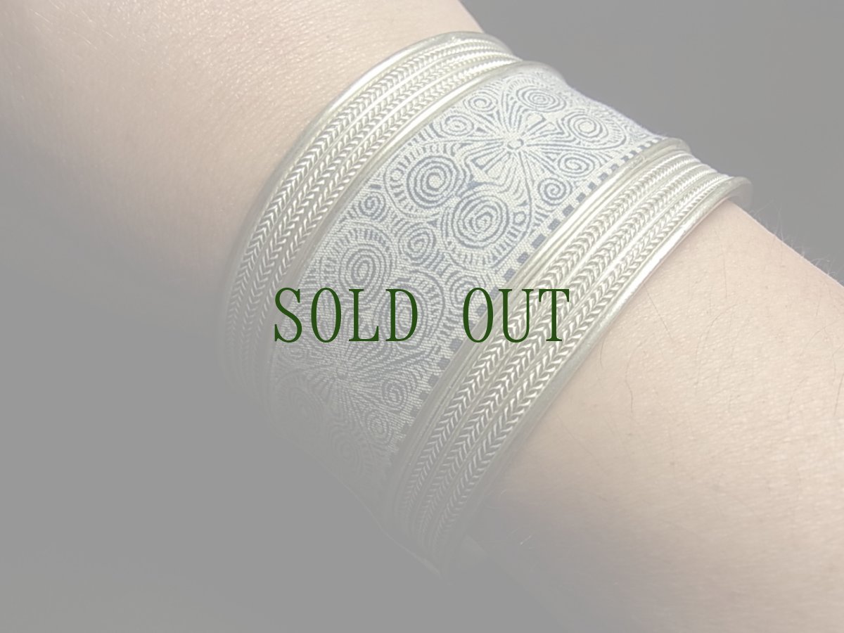 画像6: 貴州省ミャオ族の藍印花布古裂バングル(苗銀)　（藍染め・ろうけつ染め） (6)