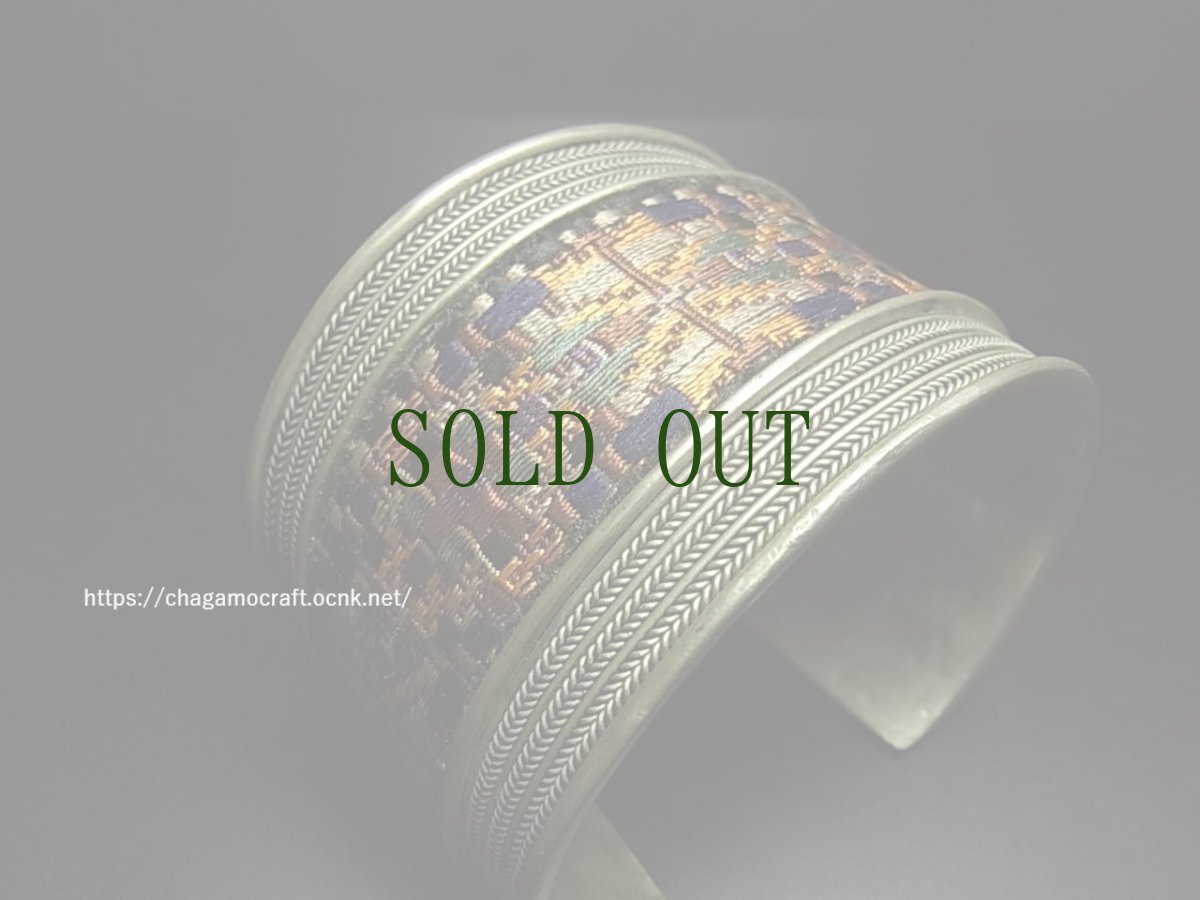 画像2: 貴州省ミャオ族の刺繍古裂バングル(苗銀)　Old embroidery Miao silver bangle　 (2)
