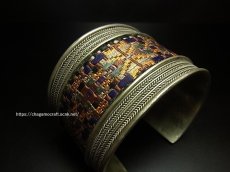 画像2: 貴州省ミャオ族の刺繍古裂バングル(苗銀)　Old embroidery Miao silver bangle　 (2)