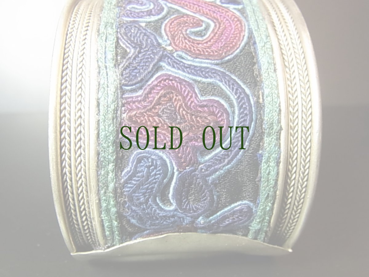 画像3: 貴州省ミャオ族の刺繍古裂バングル(苗銀)　Old embroidery Miao silver bangle　 (3)