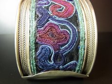 画像3: 貴州省ミャオ族の刺繍古裂バングル(苗銀)　Old embroidery Miao silver bangle　 (3)