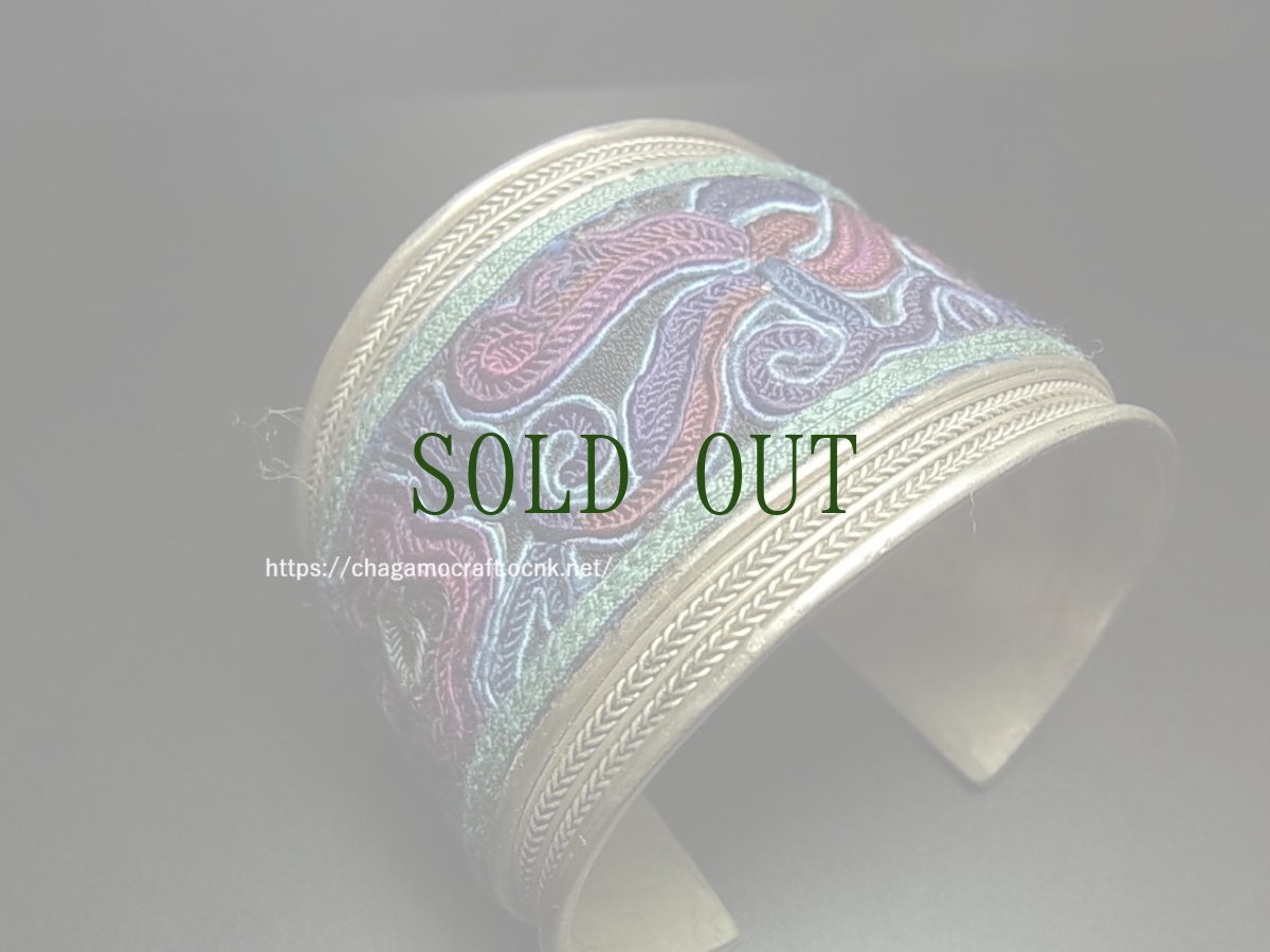 画像2: 貴州省ミャオ族の刺繍古裂バングル(苗銀)　Old embroidery Miao silver bangle　 (2)