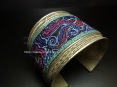 画像2: 貴州省ミャオ族の刺繍古裂バングル(苗銀)　Old embroidery Miao silver bangle　 (2)