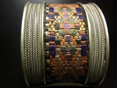 画像3: 貴州省ミャオ族の刺繍古裂バングル(苗銀)　Old embroidery Miao silver bangle　 (3)