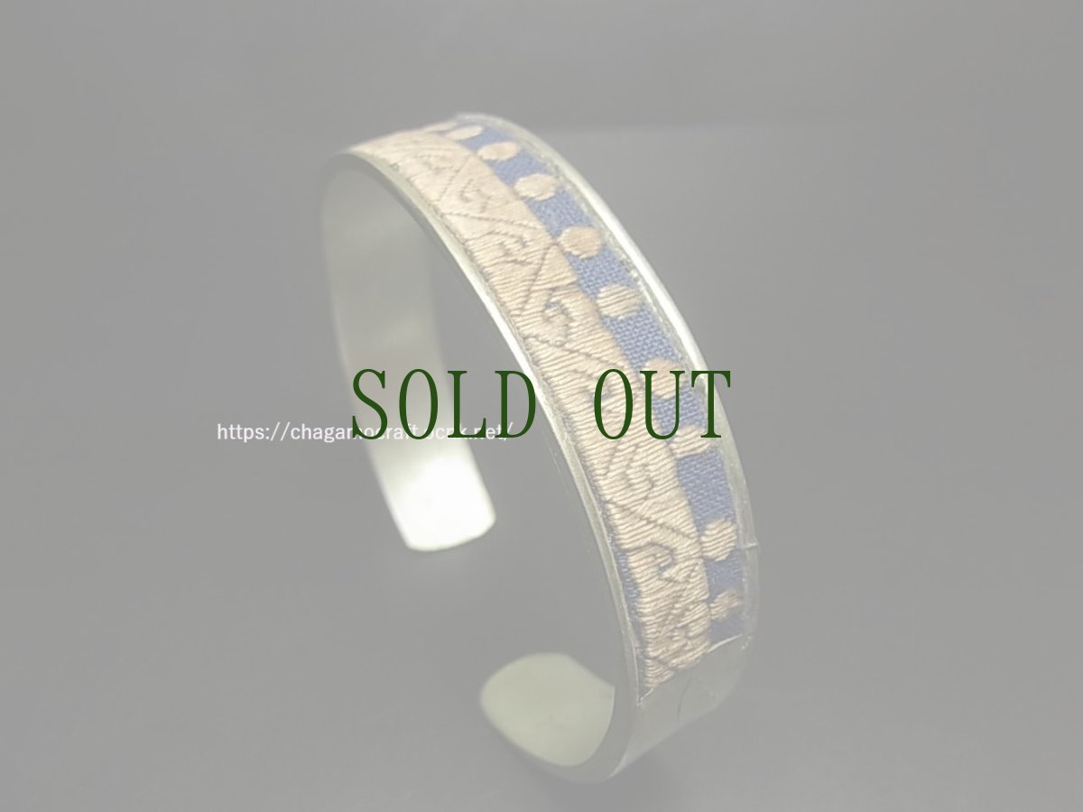 画像1: 貴州省ミャオ族の刺繍古裂バングル(苗銀)　Old embroidery Miao silver bangle　 (1)