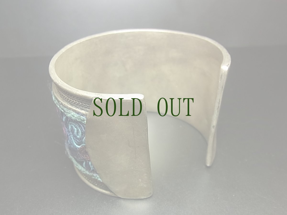 画像5: 貴州省ミャオ族の刺繍古裂バングル(苗銀)　Old embroidery Miao silver bangle　 (5)