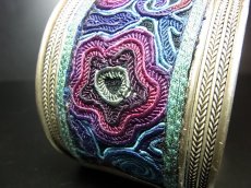 画像4: 貴州省ミャオ族の刺繍古裂バングル(苗銀)　Old embroidery Miao silver bangle　 (4)