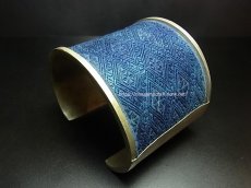 画像1: 貴州省ミャオ族の刺繍古裂バングル(苗銀)　Old embroidery Miao silver bangle　 (1)