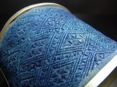 画像4: 貴州省ミャオ族の刺繍古裂バングル(苗銀)　Old embroidery Miao silver bangle　 (4)
