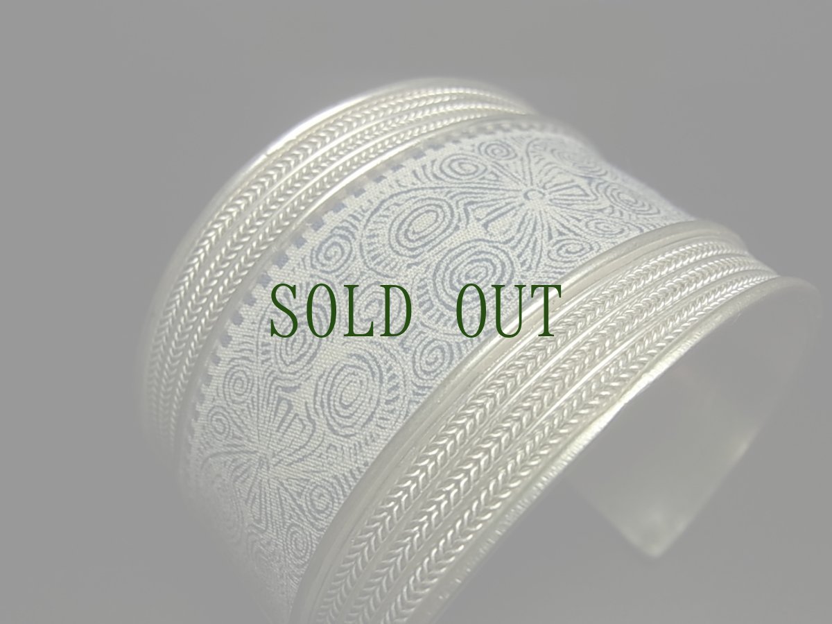 画像4: 貴州省ミャオ族の藍印花布古裂バングル(苗銀)　（藍染め・ろうけつ染め） (4)