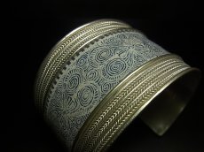 画像4: 貴州省ミャオ族の藍印花布古裂バングル(苗銀)　（藍染め・ろうけつ染め） (4)