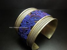 画像2: 貴州省ミャオ族の刺繍古裂バングル(苗銀)　Old embroidery Miao silver bangle　 (2)