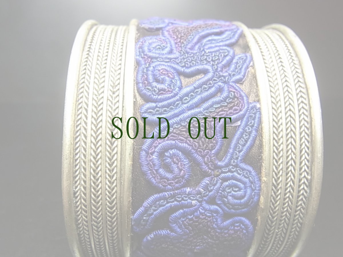 画像3: 貴州省ミャオ族の刺繍古裂バングル(苗銀)　Old embroidery Miao silver bangle　 (3)