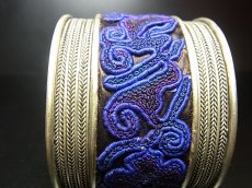 画像3: 貴州省ミャオ族の刺繍古裂バングル(苗銀)　Old embroidery Miao silver bangle　 (3)
