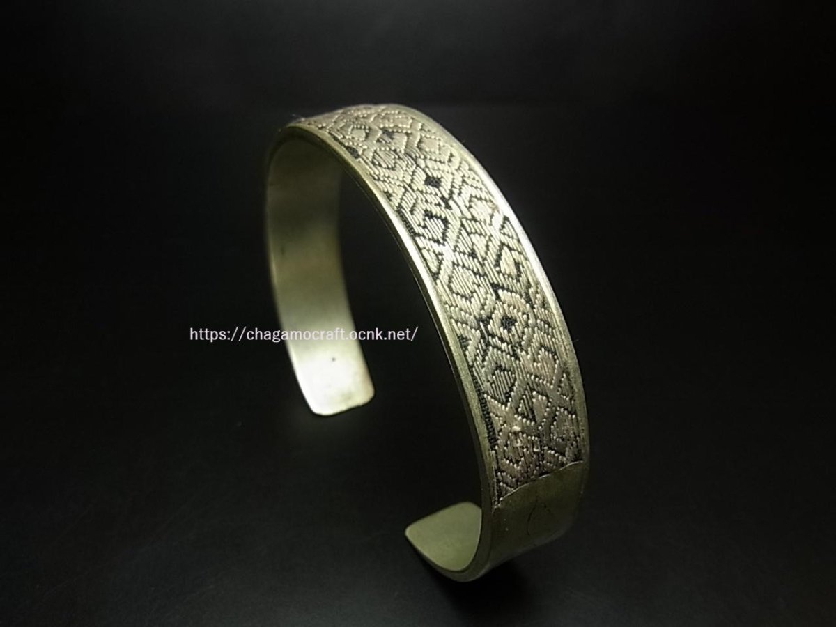 画像1: 貴州省ミャオ族の刺繍古裂バングル(苗銀)　Old embroidery Miao silver bangle　 (1)